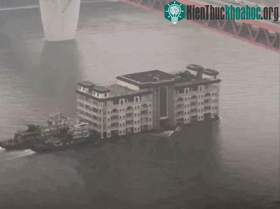 Nhà hàng nổi trước khi bị buộc phải chuyển đi.