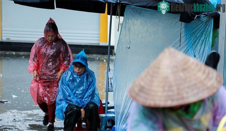Mặc dù nhiệt độ này chưa phải quá thấp nhưng là đợt rét đầu mùa và mưa rải rác khiến người đi đường phải co ro vì lạnh.
