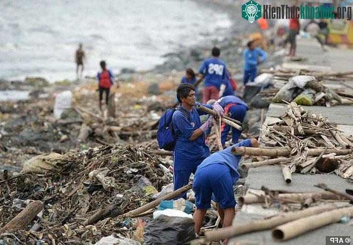 Một người đàn ông đang sửa lại căn nhà bị Yutu phá hỏng khi siêu bão này đổ bộ vào Saipan