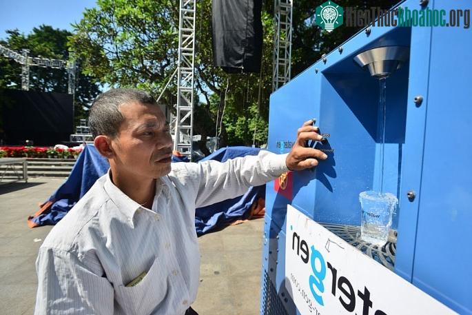 Theo anh Nghiêm Đình Bảy (kỹ sư vận hạnh máy), chiếc máy có khả năng ngưng tụ hơi nước thành nước tinh khiết phù hợp với công sở, trường học...