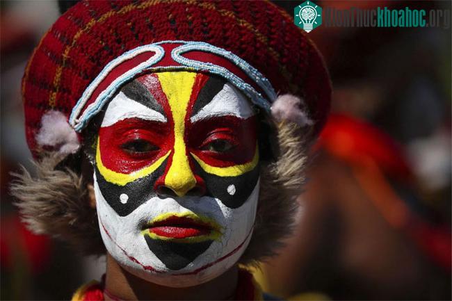 Một người dân trong trang phục và vẽ mặt theo truyền thống của thổ dân Papua New Guinea.