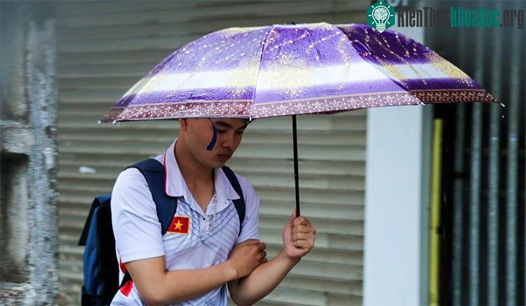 Nhiều người vẫn chủ quan mặc áo cộc ra đường đã phải co người lại vì không khí lạnh kèm theo mưa rào.