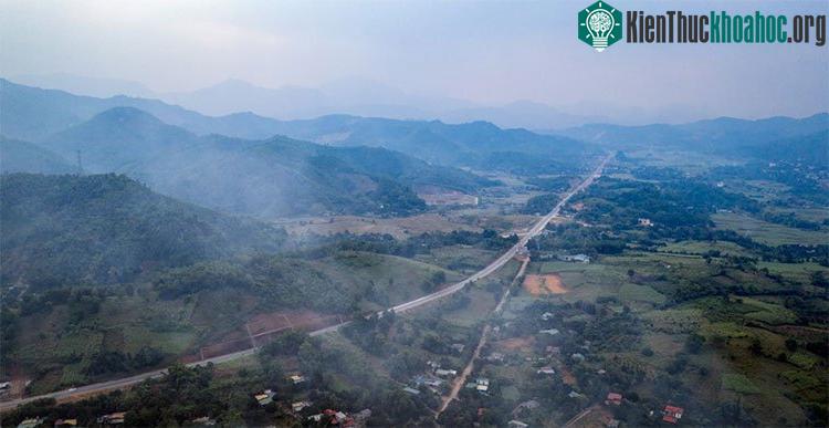 Những đụn khói rơm bốc lên từ phía ruộng lúa