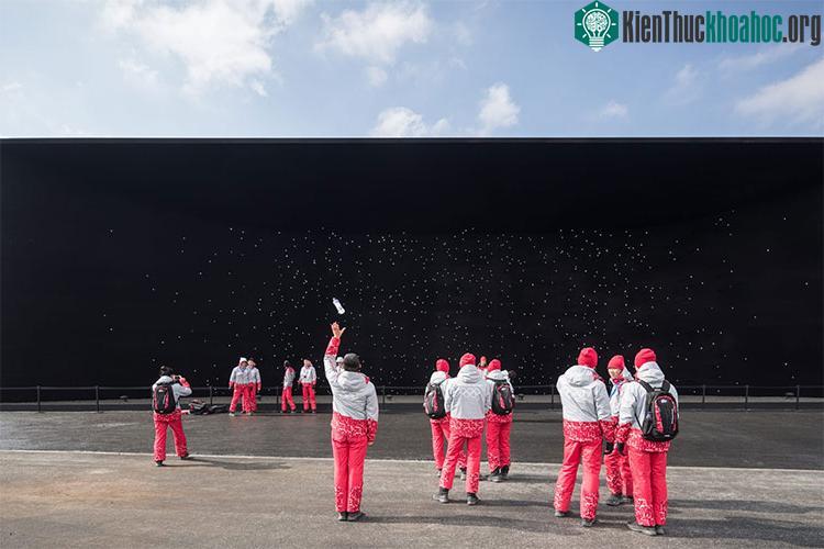 Bức ảnh được chụp bởi nhiếp ảnh gia người Đức tại Vantablack Pavilion, Pyeongchang, Hàn Quốc