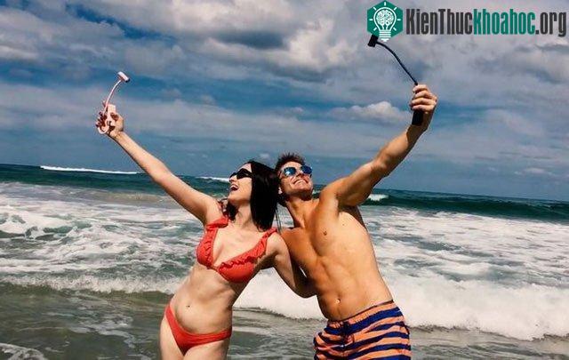 Anh chụp đằng anh, em chụp đằng em vô cùng tiện lợi.