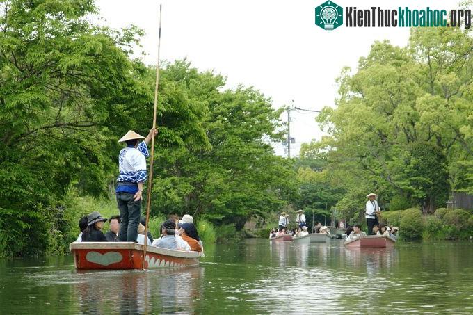 Dọc hai bên bờ kênh là hàng liễu xanh rủ bóng xuống mặt nước, các ngôi nhà cổ kính