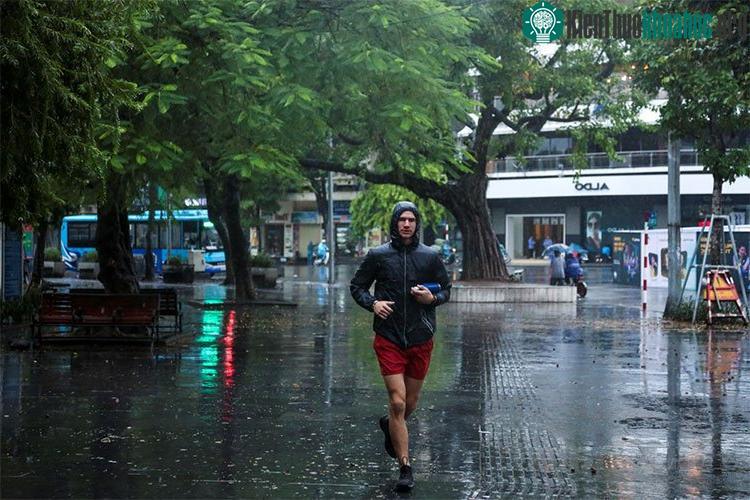 Mặc dù đã 7 giờ sáng nhưng trên phố cổ không có nhiều người ra đường tập thể dục như mọi ngày.