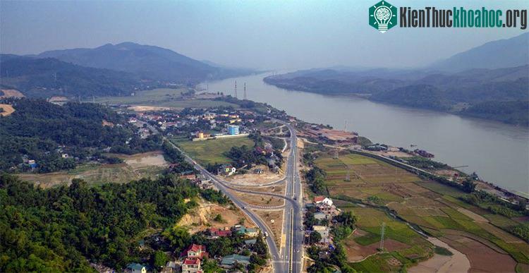 Dòng sông Đà quanh co, uốn lượn, “bám” lấy từng khúc cua của tuyến đường.