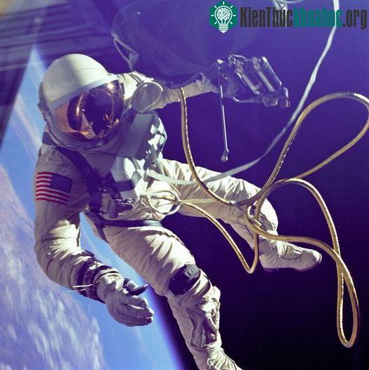 Bruce McCandless bay solo.