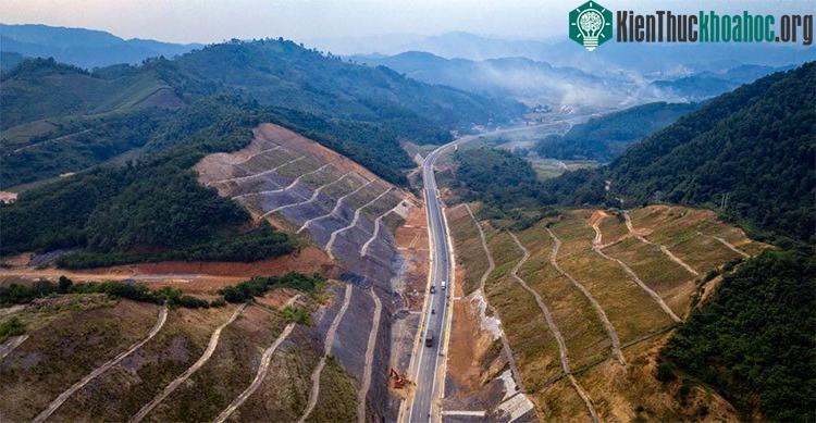Để hoàn thành dự án này, rất nhiều ngọn núi đã bị xẻ đôi, sau đó làm kè để tránh sạt lở.