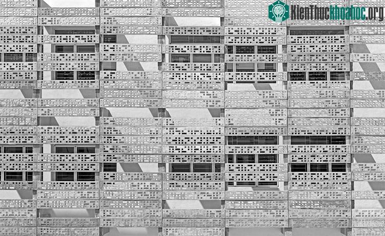 Hình ảnh bề mặt bê tông đục lỗ tại một tòa nhà Vm Estancia ở Chennai, Tamil Nadu, Ấn Độ