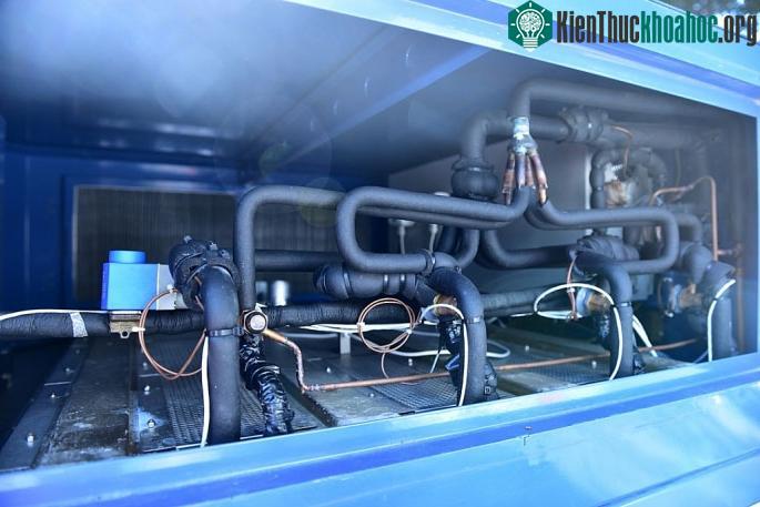 Chiếc máy có công suất liên tục tạo ra 700 lít nước mỗi ngày và có dung tích chứa nước lên tới 100 lít.