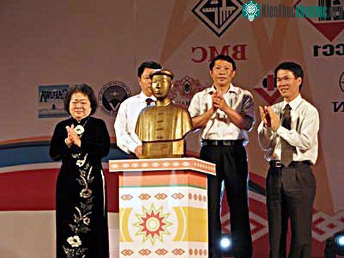 Tượng Vừ A Dính được ra mắt vào ngày giỗ thứ 60 của liệt sĩ (năm 2009).