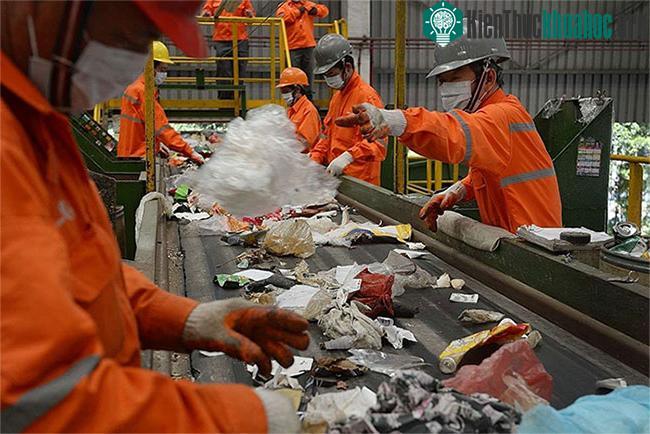 Singapore nổi tiếng là quốc gia sạch sẽ nhất thế giới khi áp dụng hệ thống xử lý rác tiên tiến.