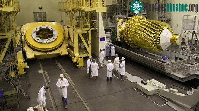 Kính thiên văn Spektr-R tại tổ hợp thử nghiệm và tích hợp ở Trung tâm Vũ trụ Baikonur. (ẢNH: WIKIMEDIA COMMONS).
