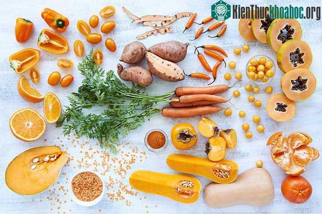 Thực phẩm tốt cho mắt như: bí đỏ, cà rốt, cam, đu đủ...