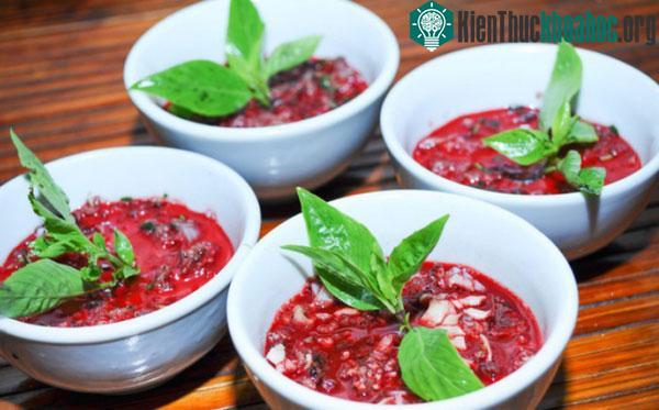 Các chuyên gia khuyến cáo không nên ăn tiết canh do tiềm ẩn nhiều nguy cơ sức khỏe.