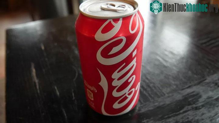 Để cola ngâm trong vài giờ để tăng thêm hiệu quả làm sạch.