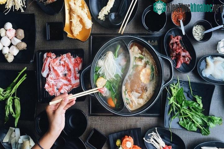 Đừng ăn thịt còn tái không tốt cho dạ dày, nên nhúng kỹ vào nước lẩu sôi. (Ảnh: Groupon).