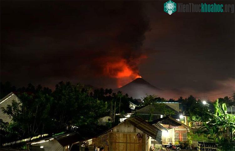 Dung nham nóng chảy từ núi lửa Soputan nhìn từ làng Silian Tiga ở Bắc Sulawesi, Indonesia ngày 16-12-2018
