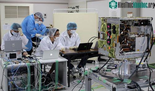 Nhóm thiết kế thử nghiệm chức năng cho mô hình bay của vệ tinh. (Ảnh: VNSC).