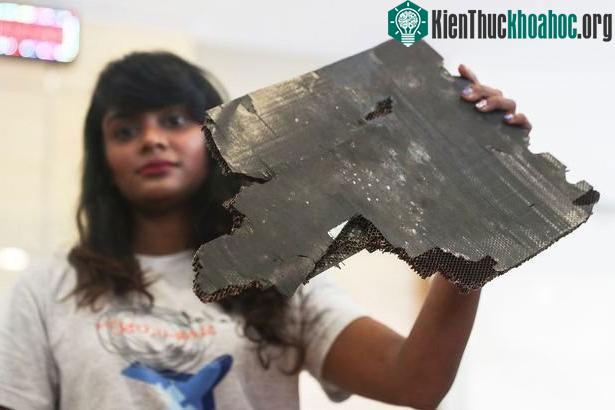 Một trong năm mảnh vỡ được thân nhân hành khách MH370 cung cấp.