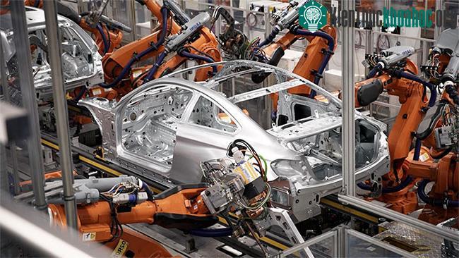 Robot sản xuất trong nhà máy của BMW.