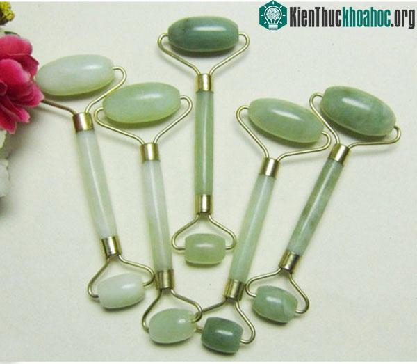 Ngọc lăn mặt được sử dụng để kích thích huyệt đạo, máu lưu thông tốt, làm sáng da.