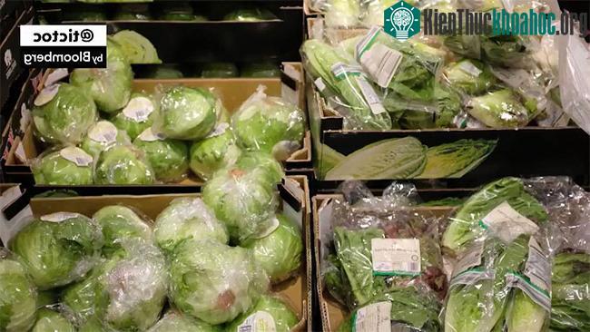 Rau xanh được bày bán tại một siêu thị ở London, Anh.