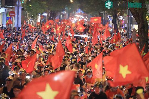Cổ động viên ăn mừng chiến thắng của đội tuyển Việt Nam trên đường Đồng Khởi. (TP HCM). Ảnh: Hữu Khoa.