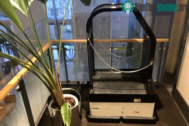 Robot khuân vác hành lý cũng trở nên vô dụng, chúng cũng chỉ có thể đi trên những mặt phẳng.