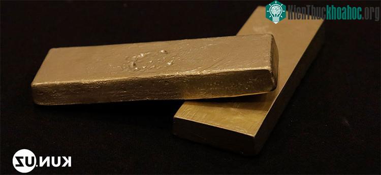 Kho báu có nhiều tiền xu và thỏi kim loại quý, sách cổ giá trị...