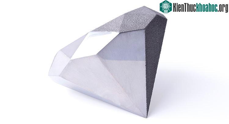 Loại thép này được coi là siêu bền với khả năng chống ăn mòn cao và có thể chịu mức nhiệt lên tới 750 độ C.