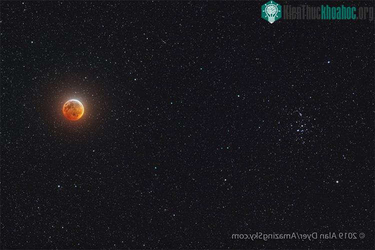 Chùm ảnh đẹp mê li về siêu Mặt Trăng máu cuối cùng của thập kỷ ảnh 1
