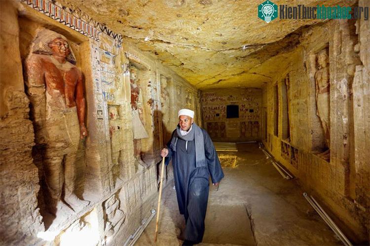 Du khách tham quan ngôi mộ cổ vừa được khai quật ở Saqqara, phía tây thành phố Cairo.