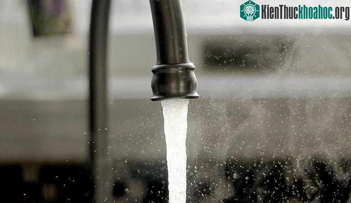 Hợp chất hydrogel đang được giải phóng thành nước.