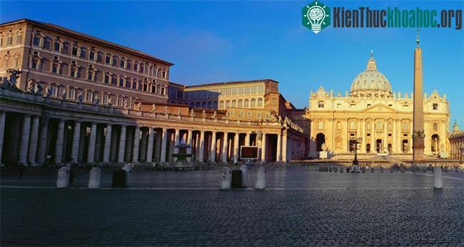 Tòa nhà Reichstag được cải tạo lại và có nhiều điểm khác biệt so với thiết kế gốc.