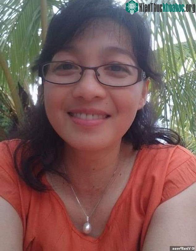 Con cá sấu đã nhảy qua bức tường để kéo nhà khoa học nữ xuống hồ.
