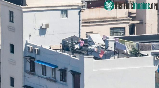 Vẫn là ảnh đó, zoom xa hơn tí nữa này...
