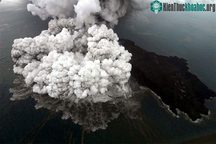 Binh sĩ Indonesia kiểm tra tình hình thiệt hại tại một ngôi làng bị sóng thần tàn phá, ngày 25/12.