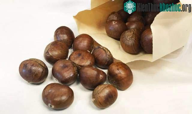 Người bị bệnh dạ dày nên hạn chế ăn hạt dẻ.