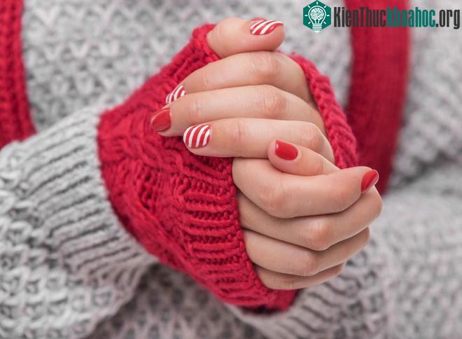 Việc tiếp xúc với nhiệt độ thấp kèm theo gió lạnh sẽ khiến tay dễ gặp phải tình trạng buốt và tê cứng.