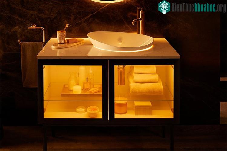 Tủ đồ nằm ở mặt kính trong suốt có thể điều chỉnh thành phủ mờ như thế này.