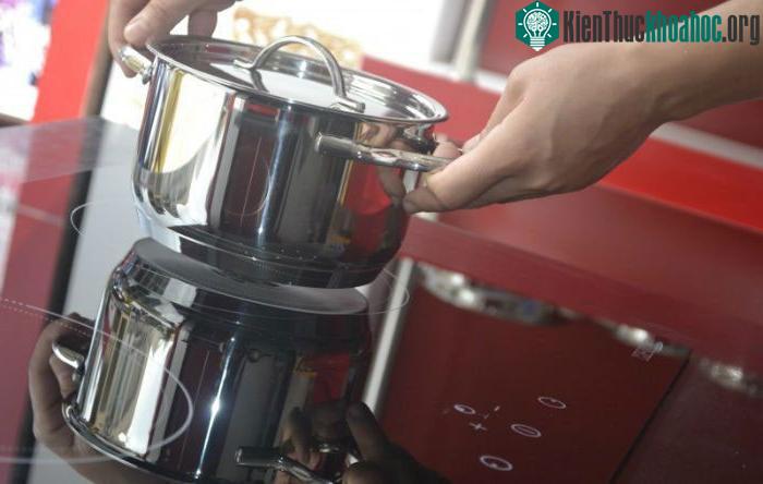 Người dùng cũng không nên đặt các vật dụng kim loại như dao, kéo, thìa trên mặt bếp vì dễ gây trầy.