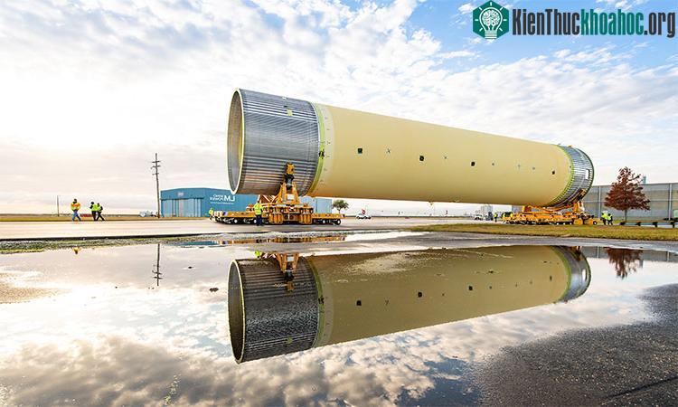 Trung tâm Vũ trụ Kenedy lênh láng nước sau một thử nghiệm, bởi hệ thống tên lửa này cần dùng đến hơn 1.700 lít nước trong quá trình đánh lửa và nâng lên - (ảnh: NASA).