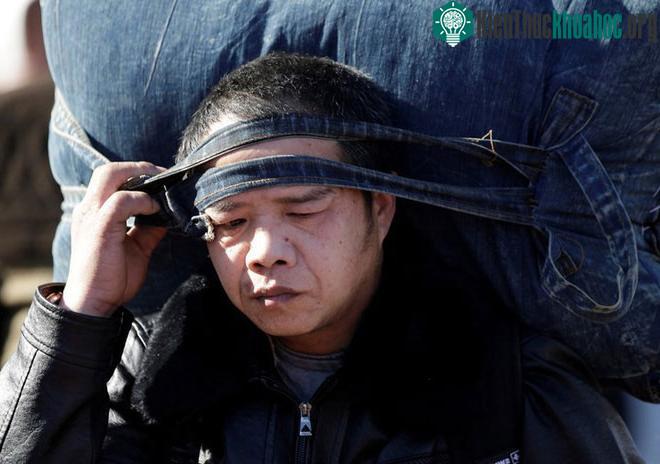 Một người đàn ông vác đồ để về quê ăn Tết