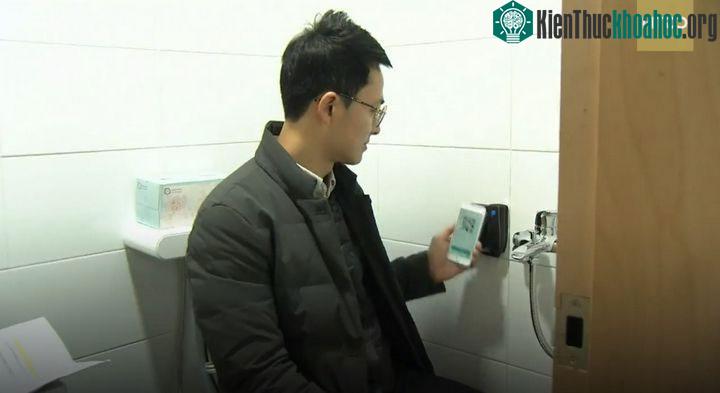 Người sử dụng toilet sẽ được tặng mã sau khi quét mã QR Code.