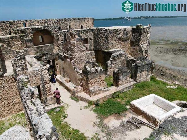 Kilwa Kisiwani vẫn còn đó dấu tích của Cung điện Husuni Kubwa, được xây dựng bằng đá san hô.