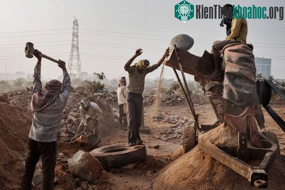 Một mỏ khai thác cát trái phép ở làng Raipur - (Ảnh: Wired).