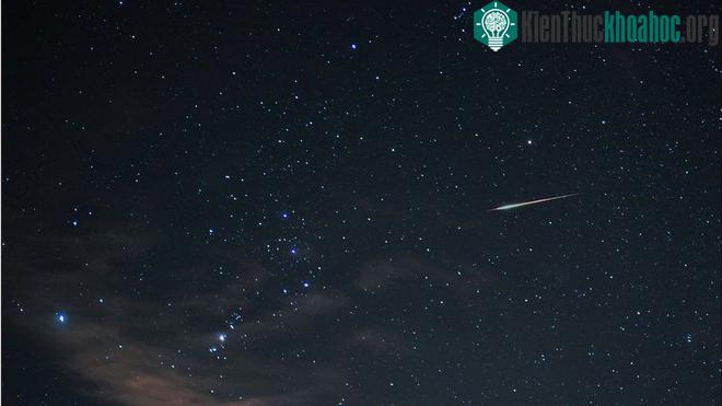 Nhiếp ảnh gia Brian Moore ghi lại mưa sao băng Geminids trên hồ Canyon, Arizona, Mỹ. (Ảnh: BBC)